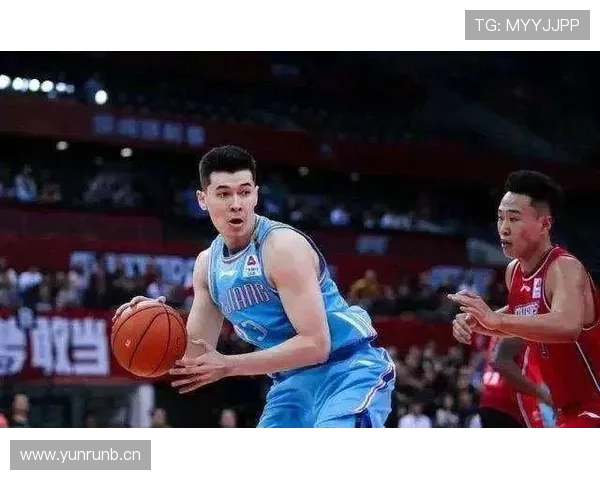 周琦刚结束训练，转身就给餐厅买了半桌子外卖，这操作也太接地气了吧？！