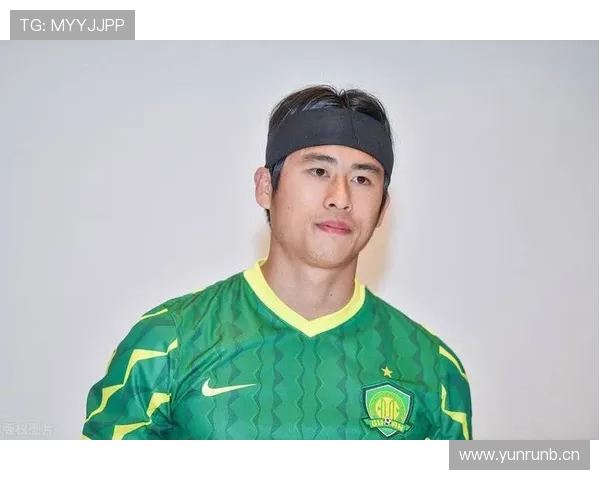 张玉宁排队买煎饼，旧球鞋一看像邻居那种，手腕那块表又在默默炫富，反差有点瘆人